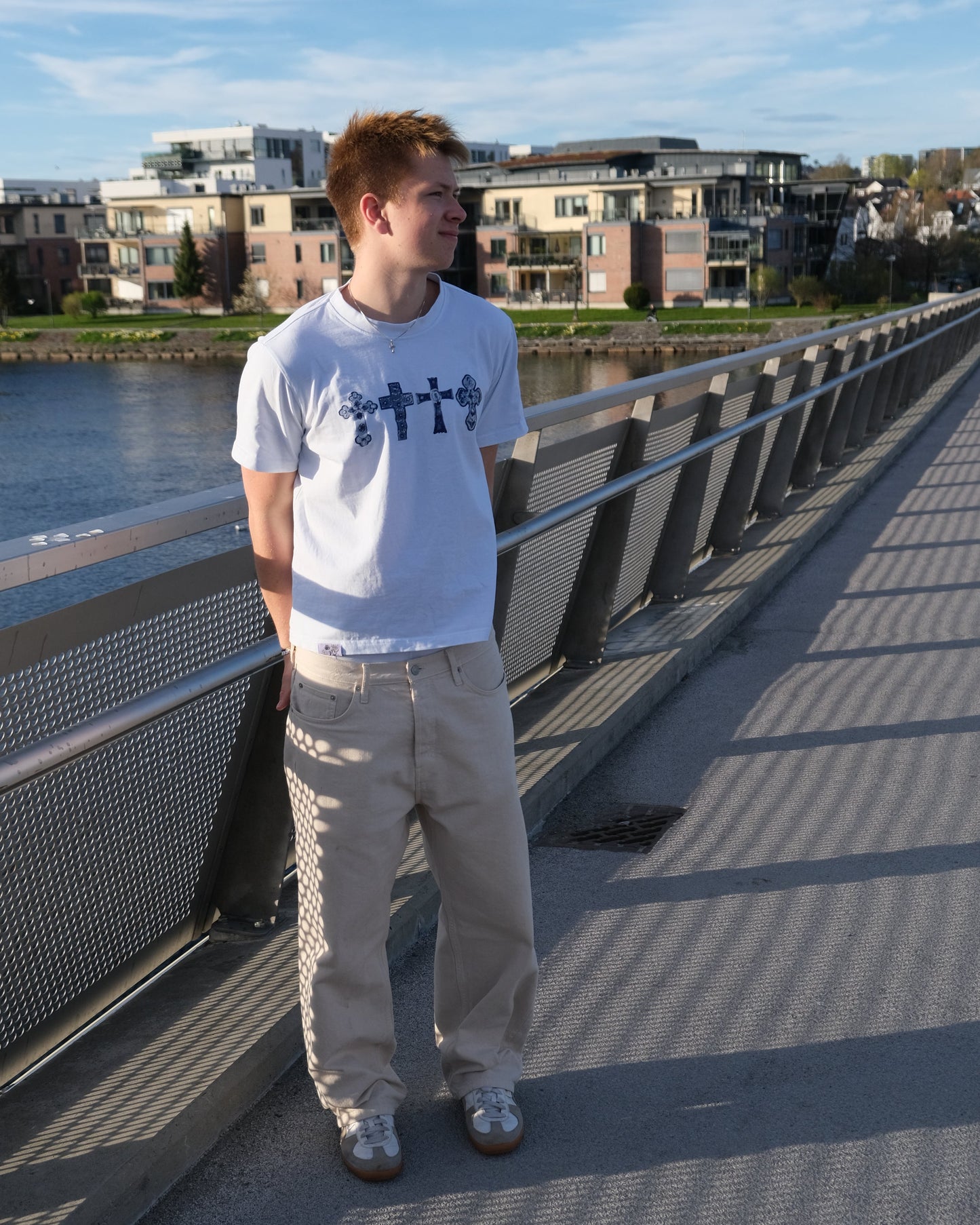 Cross tee white