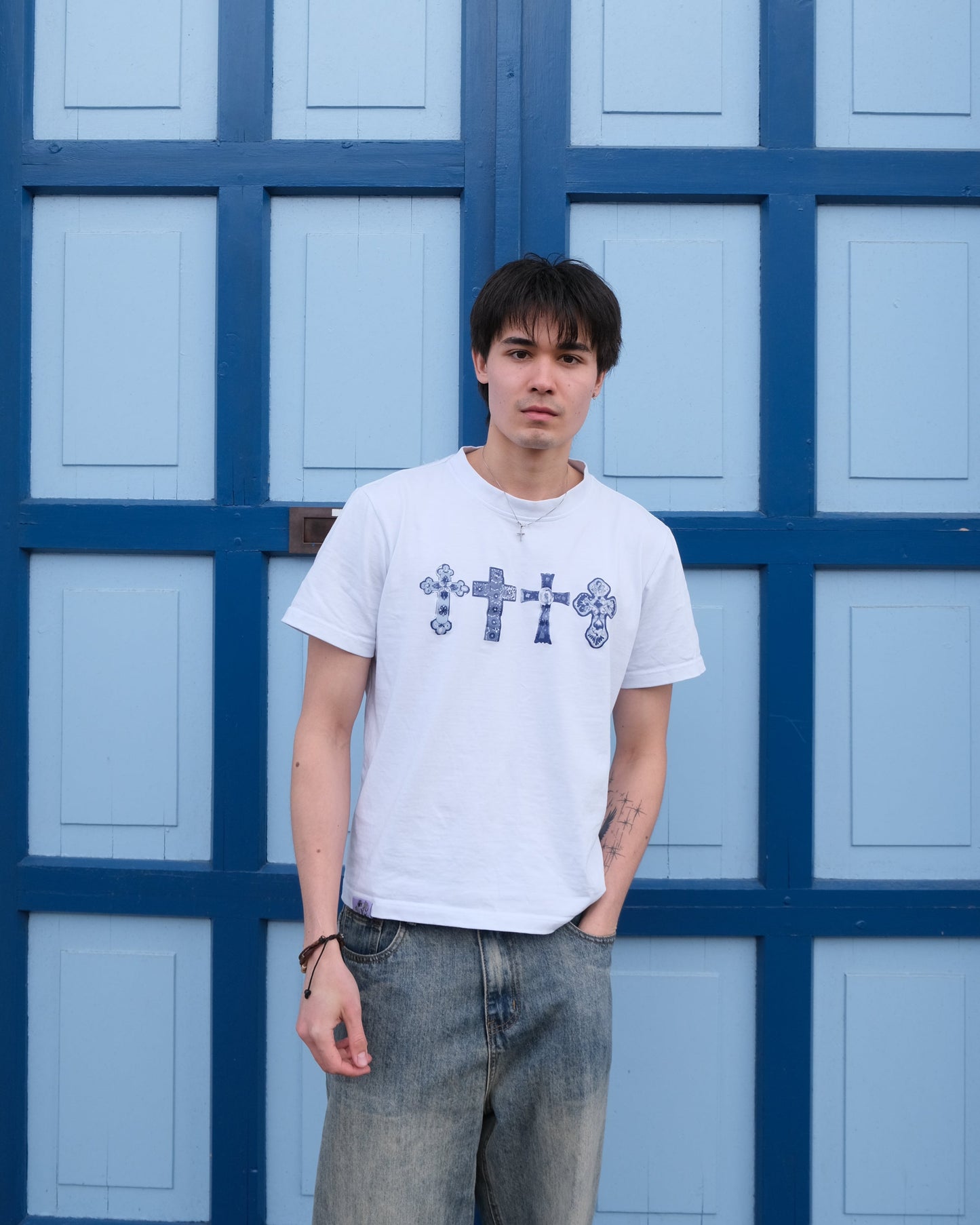 Cross tee white