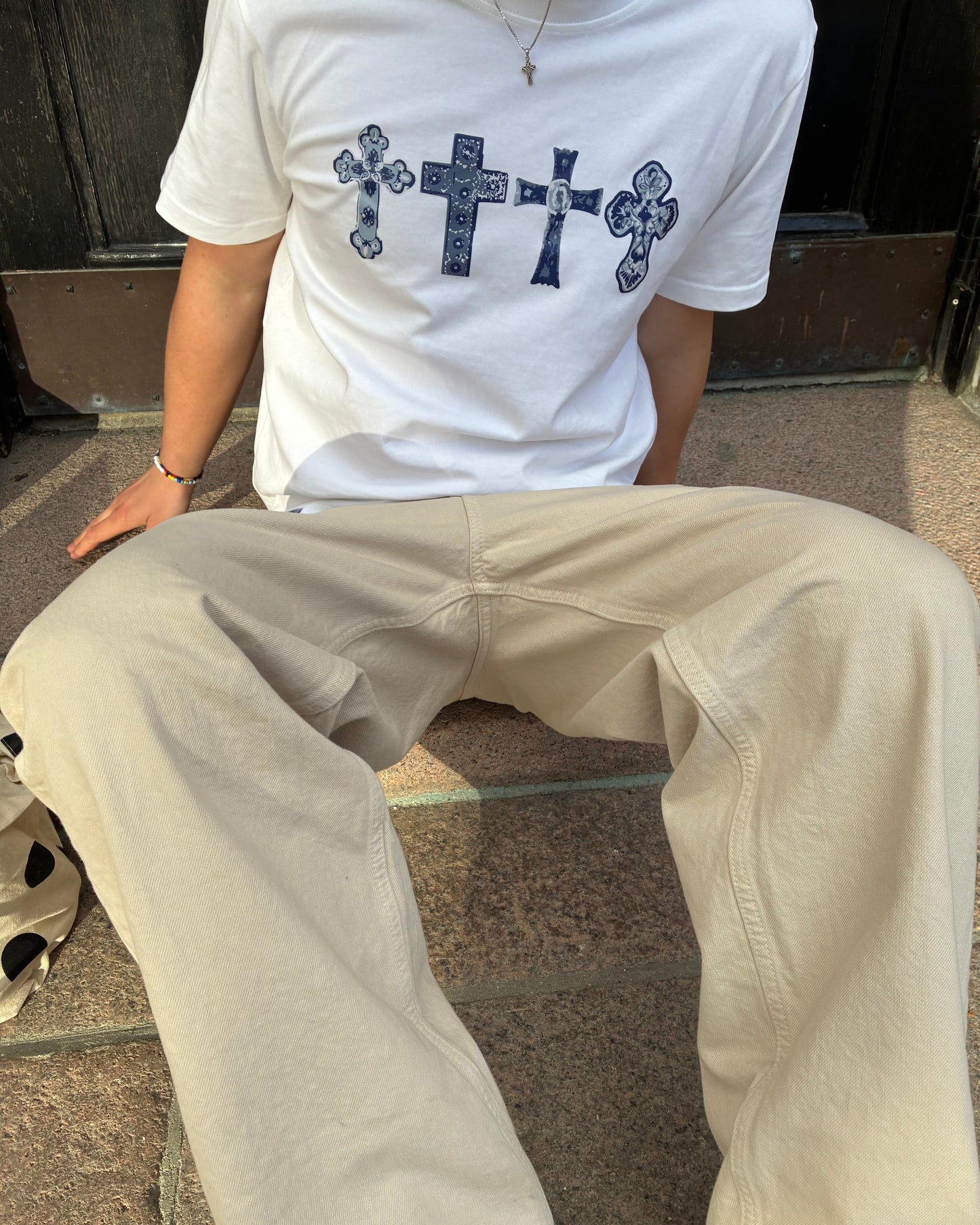 Cross tee white